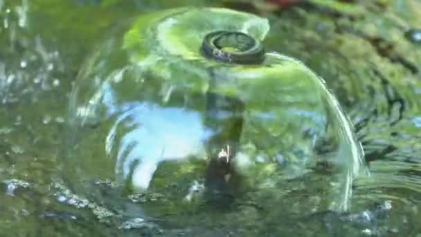 Close-up van een kleine fontein met stromend water Slowmotion — Stockvideo