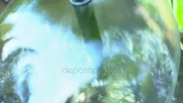 Κινηματογράφηση σε πρώτο πλάνο από μια βρύση με τρεχούμενο νερό — Αρχείο Βίντεο