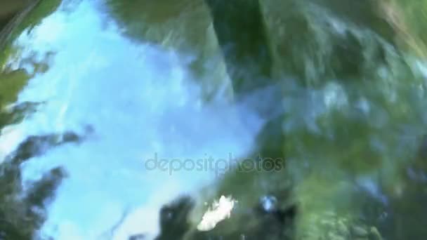 Closeup de uma fonte com água corrente câmera lenta — Vídeo de Stock