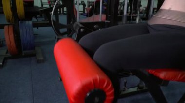Spor salonunda bacak egzersizleri yapma kadın