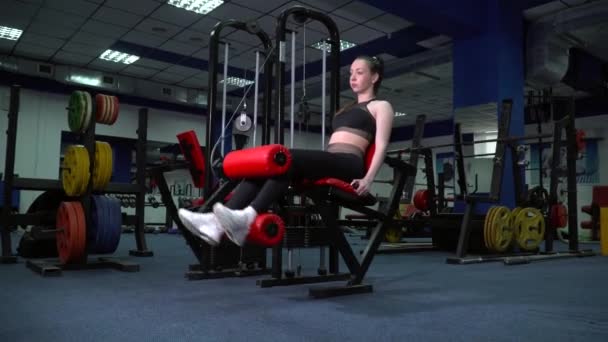 Femme faisant des exercices de jambe dans la vue de gymnase à partir du bas — Video