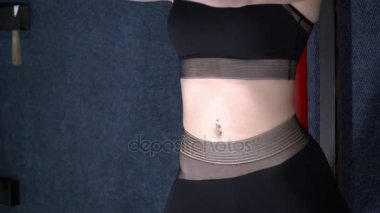 Genç kadın egzersiz barbell closeup ile