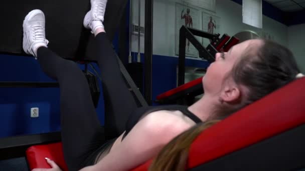 Egzersizleri bacak basın makinesi üzerinde kadın — Stok video