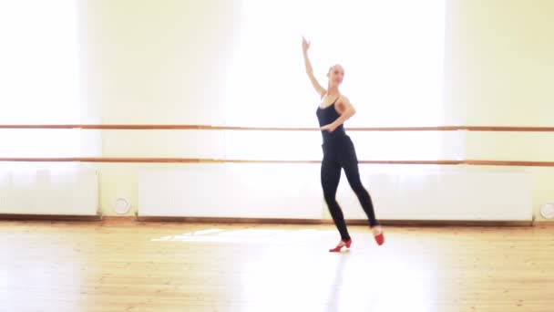 Młoda kobieta wykonywania tańca Ludowego w studio — Wideo stockowe