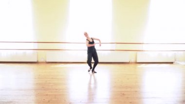 Genç kadın bir halk dansları büyük dans stüdyosunda gerçekleştirme