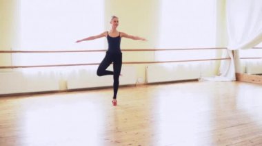 Genç güzel kadın bir halk dansları büyük dans stüdyosunda gerçekleştirme