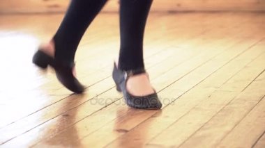 Portre siyah ayakkabı ahşap zemin üzerinde dans