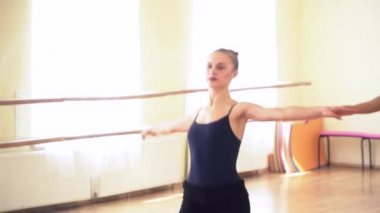 Güzel genç kadın dans stüdyosu closeup iplik