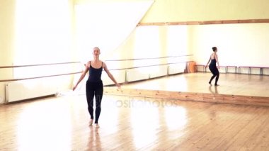 Genç kadın dans stüdyosu ağır çekimde atlama