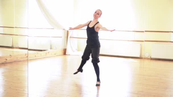 フォーク ダンスを行う若いブルネットの女性 — ストック動画