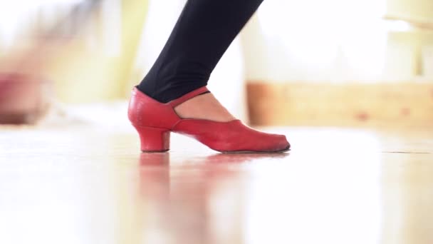 Close-up van rode schoenen dansen in de studio — Stockvideo