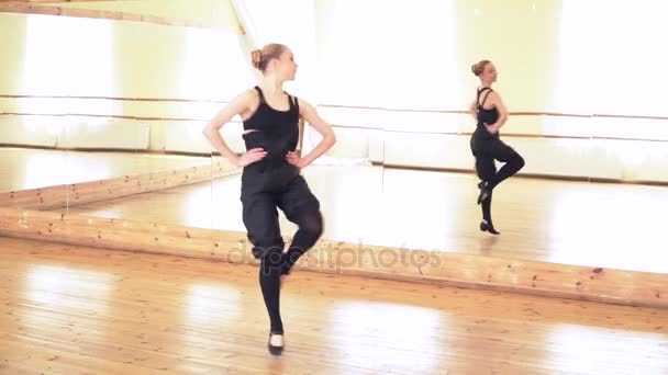 Hermosa mujer realizando una danza folclórica frente al espejo — Vídeos de Stock