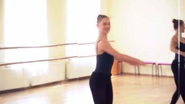 Beautiful woman performing a folk dance closeup — Stock Video