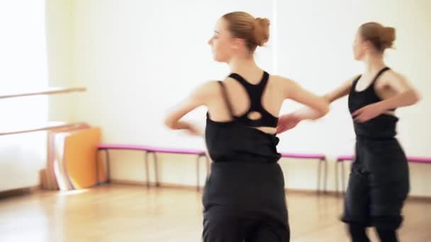 Mulher bonita girando no estúdio de dança close-up — Vídeo de Stock