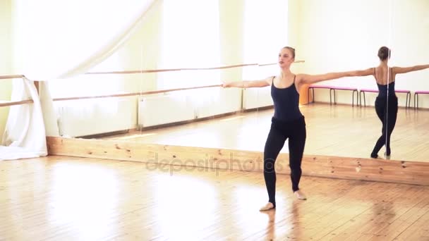 Beautiful young woman spinning in the dancing studio — Stock Video