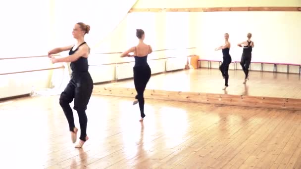 Dos mujeres jóvenes bailando en el estudio de baile frente al espejo — Vídeos de Stock