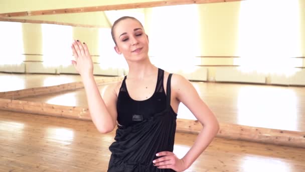 Portret tancerki Dokonywanie picaboo i uśmiecha się do kamery w tańca studio zwolnionym tempie — Wideo stockowe