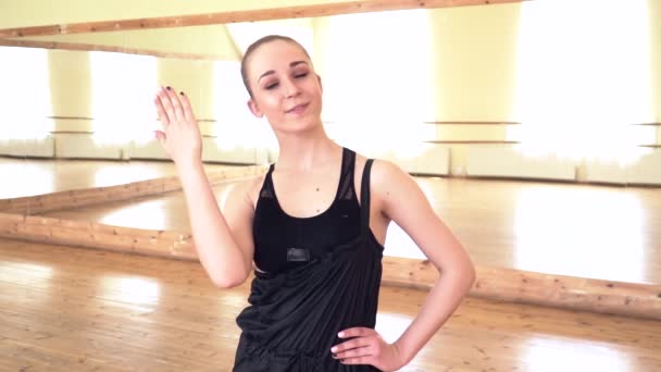 Portrait of a dancer making picaboo and smiling to the camera in the dancing studio slow motion — Stock Video