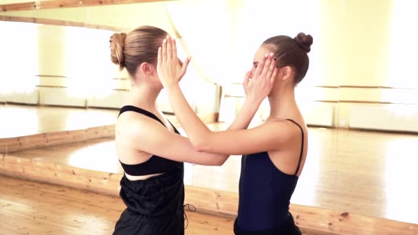 Picaboo 고 춤 스튜디오 슬로우 모션에서 카메라에 미소 두 아름 다운 댄서의 초상화 — 비디오