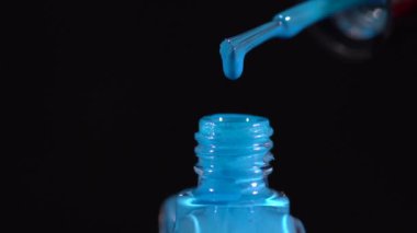 Mavi oje drpping şişe yavaş hareket içine Clsoeup