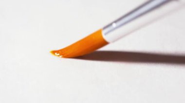 Beyaz kağıt yakın çekim bir fırça ile çizim.