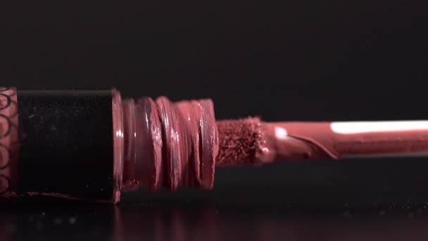 Primer plano de la apertura de un lápiz labial líquido marrón cámara lenta — Vídeo de stock
