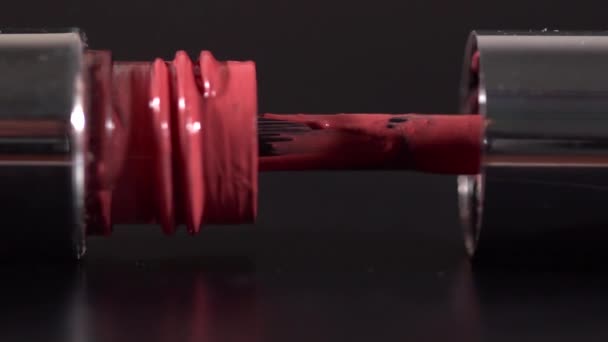 Primo piano dell'apertura di un rossetto liquido marrone rallentato — Video Stock