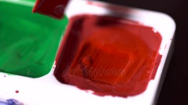 Renk paleti closeup ağır çekim dan kahverengi suluboya alarak fırça