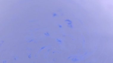 Mavi renk mavi su closeup yavaş hareket somurtarak makro