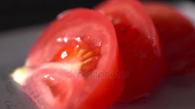 Dilimlenmiş domates siyah arka plan ağır çekim, makro