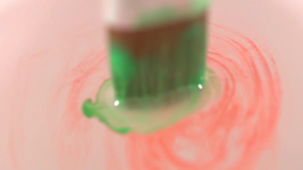 Color Greem haciendo pucheros en el agua desde el primer plano del pincel cámara lenta, macro — Vídeo de stock
