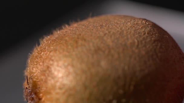 Close-up van kiwi's op de zwarte achtergrond — Stockvideo