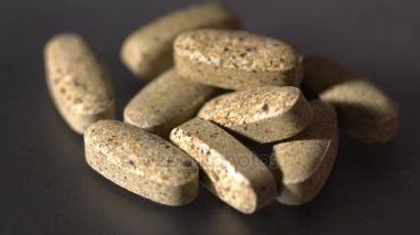 Siyah arka plan üzerine vitamin hapı closeup