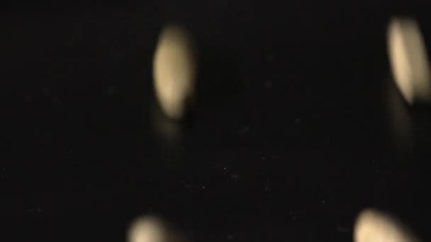 Nahaufnahme von Vitamintabletten, die in Zeitlupe auf den schwarzen Hintergrund fallen — Stockvideo