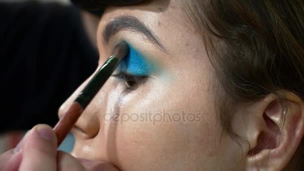 Maquillaje artista haciendo el arte de la cara con sombras primer plano — Vídeos de Stock