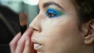 Esmer kadın portre yüz sanat yapmak makyaj sanatçısı