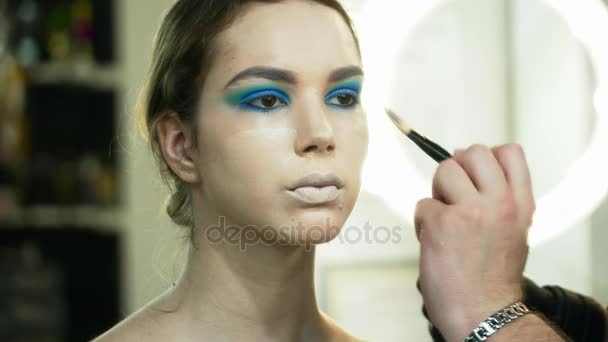 Bir kadın portre yüz sanat yapmak makyaj sanatçısı — Stok video