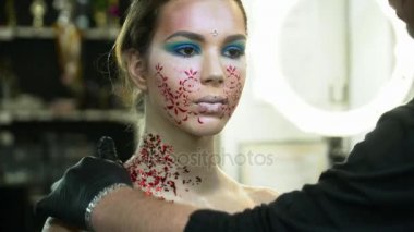 Pırıltılar, vücut sanat closeu ile kadının vücut kapsayan makyaj sanatçısı
