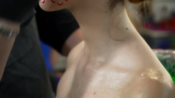 Визажист готовит женское тело для боди-арта — стоковое видео