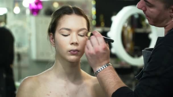 Maquillaje artista haciendo el cuerpo arte primer plano — Vídeo de stock