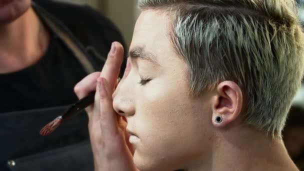 Makeupartist att göra ansikte konst för en man-närbild — Stockvideo