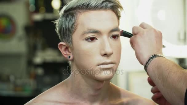 Καλλιτέχνης μακιγιάζ κάνοντας αντιμετωπίζουν την τέχνη για ένα κοντινό πλάνο ξανθιά άνθρωπος — Αρχείο Βίντεο