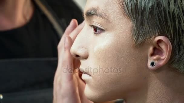 Makeup artist preparing man for a face art closeup — Stock Video