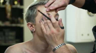 Genç sarışın biri güzellik Studio için yüz sanat yapmak makyaj sanatçısı