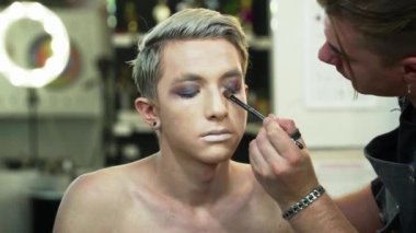 Makyaj stüdyo portre sarışın genç erkeklerde yüz sanat yapım makyaj sanatçısı