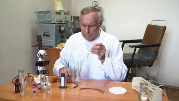 Profesor trabajando con sangre en el laboratorio — Vídeos de Stock