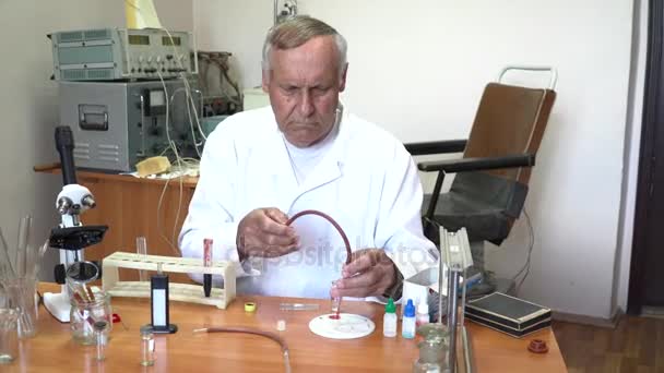 Věku profesor pracující s krve v laboratoři — Stock video