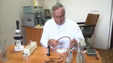Yaşlı Profesör bilimsel laboratuvarda çalışan