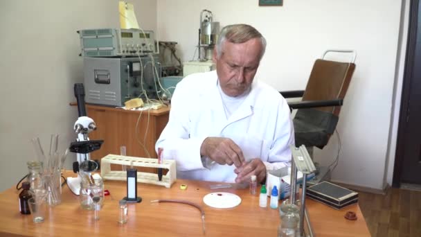 Aged professor working in the lab — Stock Video