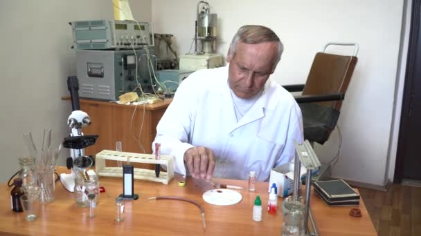 Profesor v laboratorní plášť, práci s krve v laboratoři — Stock video